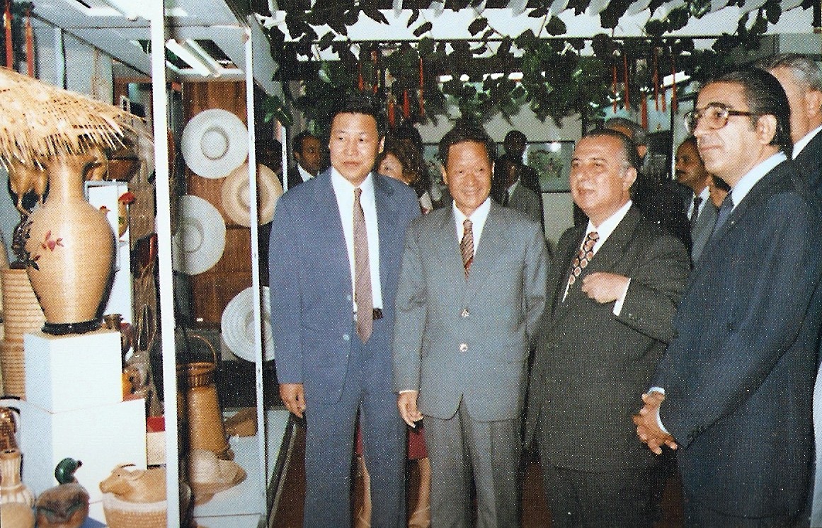 web2、1982年副總經(jīng)理王維祥同志在塞浦路斯國際博覽會擔(dān)任中國館館長時向總統(tǒng)斯皮基普里亞努介紹我司商品.jpg